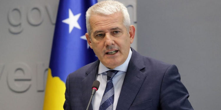 Vrasja e trefishtë në Gjilan, Sveçla shprehet i indinjuar me institucionet e drejtësisë