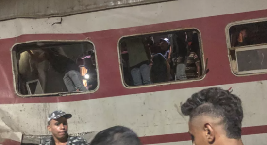 Del nga shinat treni në Egjipt, tre të vdekur dhe dhjetëra të plagosur