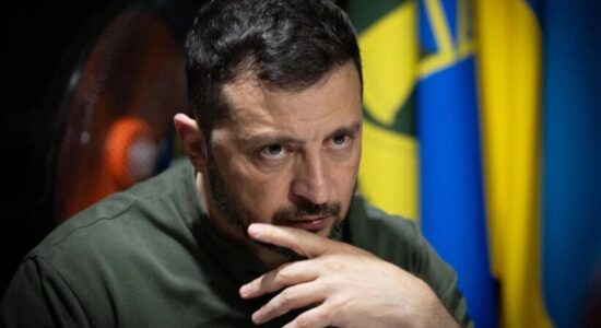 “Ne nuk do t’ua japim tokën tonë pushtuesve”, thotë Zelensky në Ditën e Flamurit