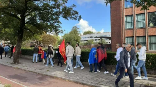 Qindra protestues arrijnë në vendin ku do të mbahet protesta në Hagë