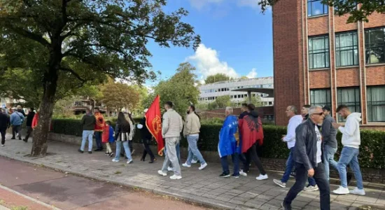 Qindra protestues arrijnë në vendin ku do të mbahet protesta në Hagë