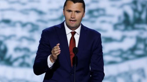 LAJMI I FUNDIT/ Vdes aleati i Trump, Charlie Kirk u qëllua me plumb në qafë gjatë një aktiviteti