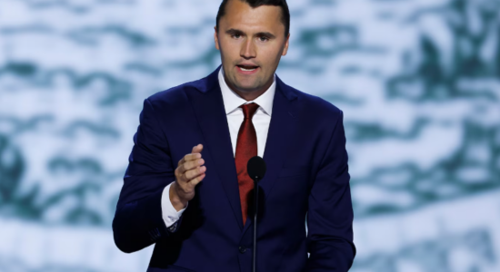 LAJMI I FUNDIT/ Vdes aleati i Trump, Charlie Kirk u qëllua me plumb në qafë gjatë një aktiviteti