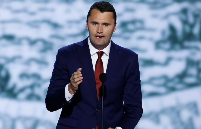 LAJMI I FUNDIT/ Vdes aleati i Trump, Charlie Kirk u qëllua me plumb në qafë gjatë një aktiviteti