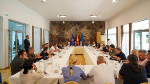 Mickoski: Nuk e pranojmë kërkesën që gjyqtarët dhe prokurorët të kenë pagë deri në 350.000 denarë në muaj, ndërsa të kenë dy përqind besim!