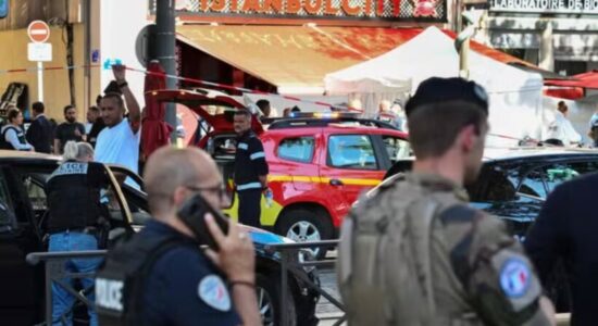 Sulm me thikë Francë: Pesë të plagosur, policia vret agresorin pas përpjekjeve për ta arrestuar