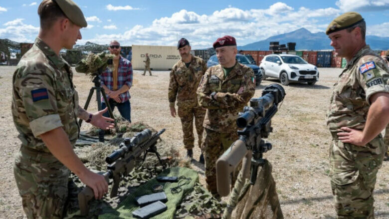 Garda Skoceze ekspozon armët dhe pajisjet ushtarake në Kosovë