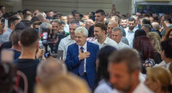 Ali Ahmeti nënshkruan “Aktin e Çairit” me Osmanin e Zejdin, shpall bashkimin më të madh kombëtar që nga viti 2001