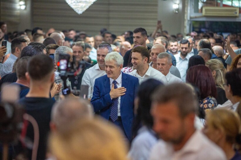 Ali Ahmeti nënshkruan “Aktin e Çairit” me Osmanin e Zejdin, shpall bashkimin më të madh kombëtar që nga viti 2001