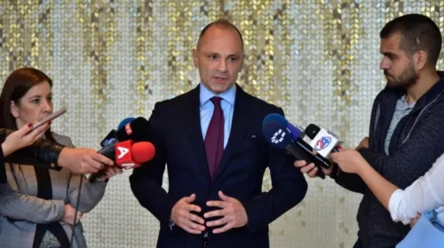 (VIDEO) Filipçe: Qeveria bën diplomaci të selfive nëpër korridore