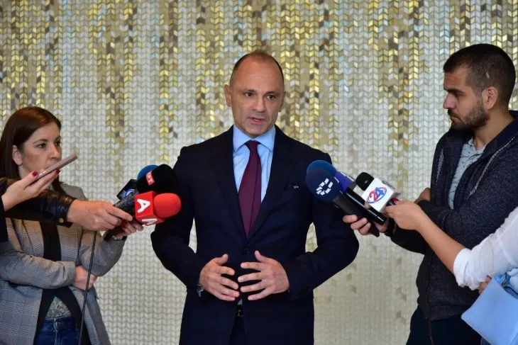 (VIDEO) Filipçe: Qeveria bën diplomaci të selfive nëpër korridore