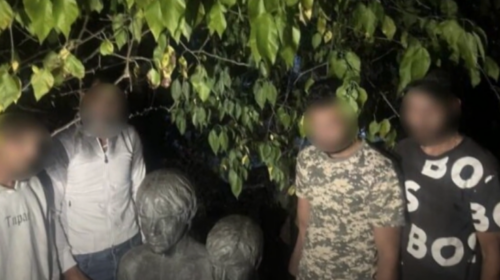 (VIDEO) Kërkohet paraburgim për dëmtuesit e bustit në varrezat e Butelit