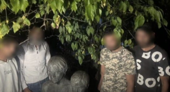 (VIDEO) Kërkohet paraburgim për dëmtuesit e bustit në varrezat e Butelit