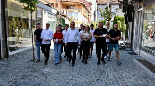 Bajram Rexhepi së bashku me rinistët e AKI vizituan Rrugën e Butiqeve në Tetovën e vjetër