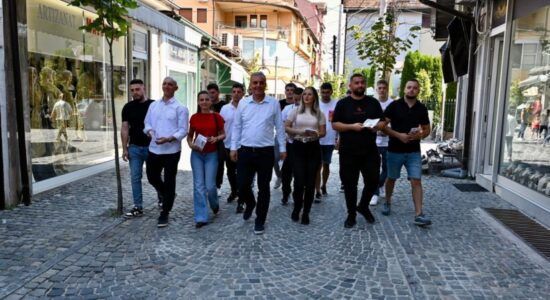 Bajram Rexhepi së bashku me rinistët e AKI vizituan Rrugën e Butiqeve në Tetovën e vjetër