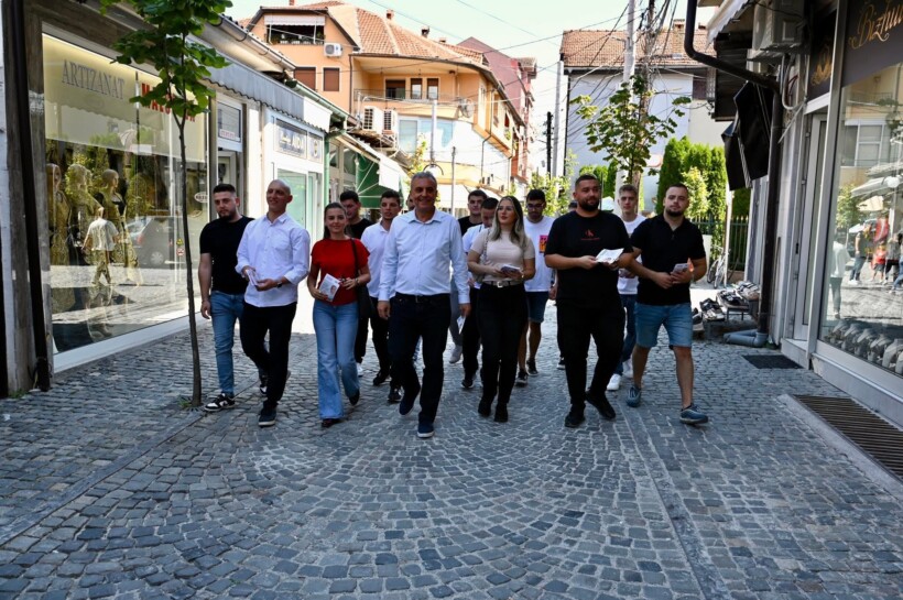 Bajram Rexhepi së bashku me rinistët e AKI vizituan Rrugën e Butiqeve në Tetovën e vjetër