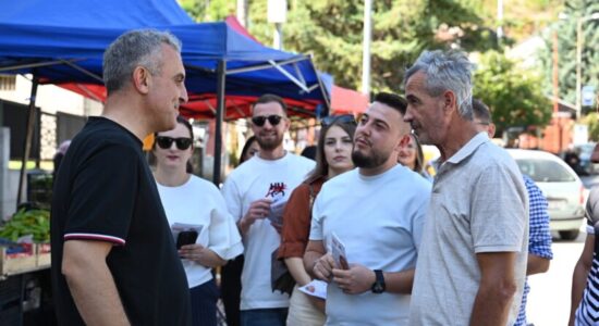 Bajram Rexhepi viziton tregun tradicional të së enjtes në Tetovë