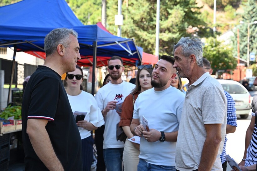Bajram Rexhepi viziton tregun tradicional të së enjtes në Tetovë