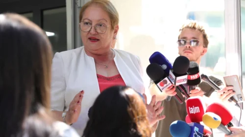 (VIDEO) Ka apo s’ka libra, ministrja e arsimit 4 herë e ndërron deklaratën