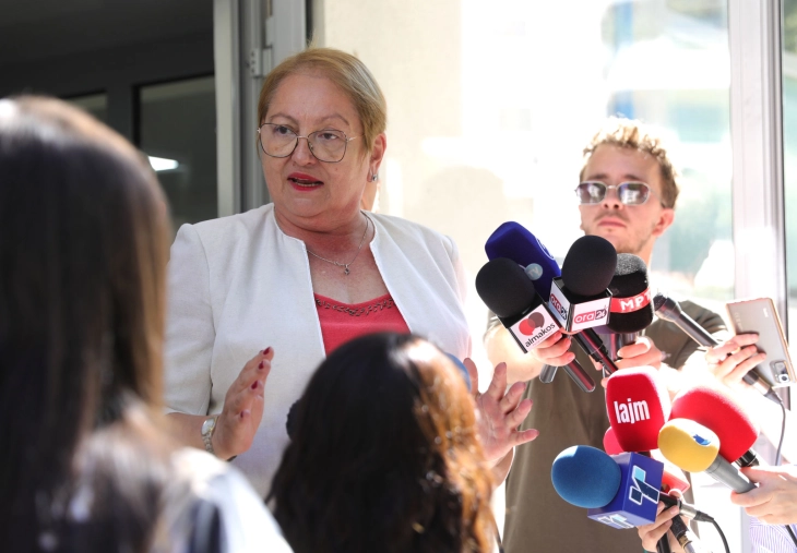 (VIDEO) Ka apo s’ka libra, ministrja e arsimit 4 herë e ndërron deklaratën