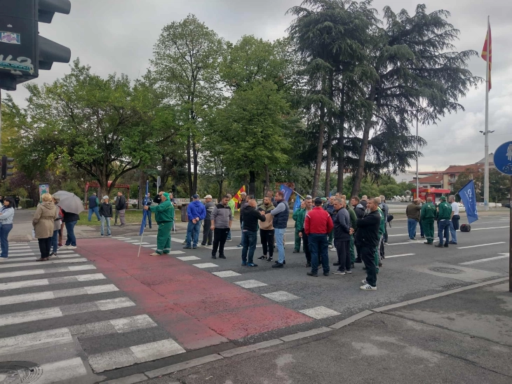 (VIDEO) Protestuan të punësuarit në parqe, kërkojnë pagat e tyre