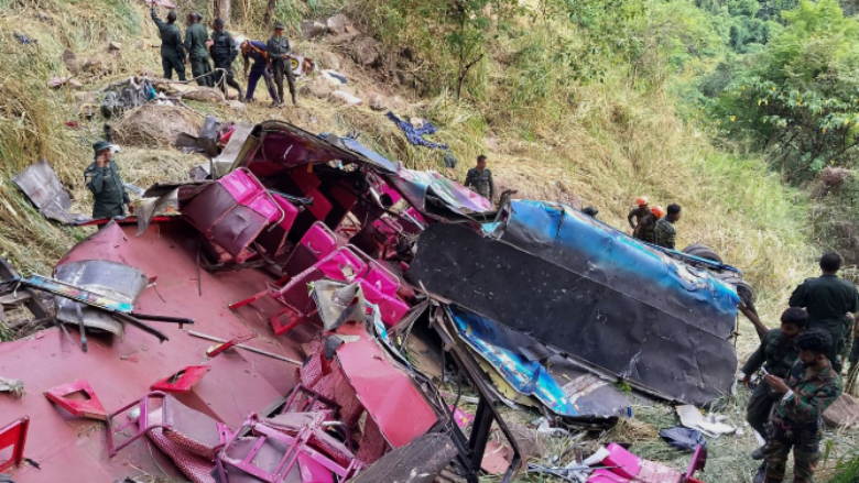 Tragjedi në Sri Lanka, autobusi bie nga një shkëmb 300 metra i lartë – 15 të vdekur