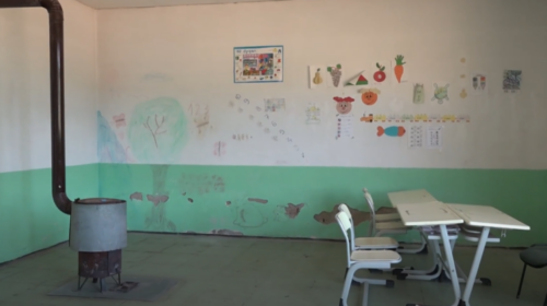 (VIDEO) Nisi viti shkollor, fëmijët e Runicës mësojnë në kushte mizore