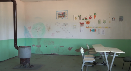(VIDEO) Nisi viti shkollor, fëmijët e Runicës mësojnë në kushte mizore