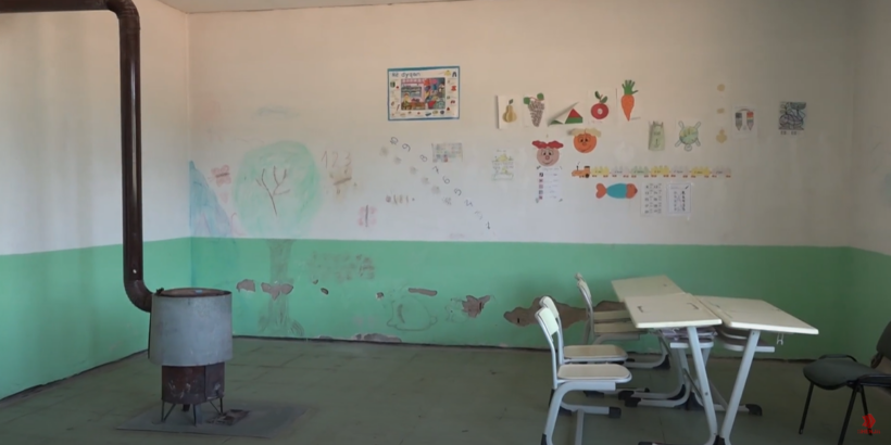(VIDEO) Nisi viti shkollor, fëmijët e Runicës mësojnë në kushte mizore