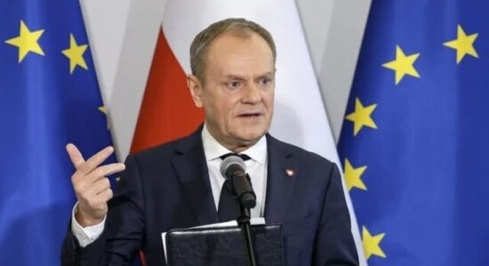 Tusk: Polonia do reagojë në rast të shkeljes së hapësirës ajrore nga Rusia