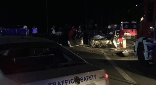 Aksident i rëndë në Kosovë, makina përplaset me autobusin, një i vdekur dhe katër të plagosur