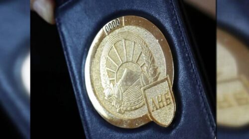 (VIDEO) Deputetët që kanë certifikatë kontrollojnë përgjimet e Mickoskit