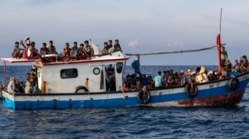 Anija me refugjatë sudanezë përfshihet nga flakët pranë brigjeve të Libisë, të paktën 50 viktima