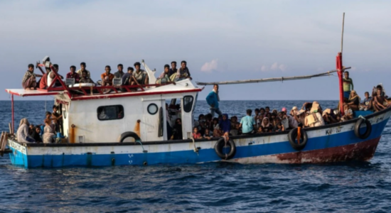 Anija me refugjatë sudanezë përfshihet nga flakët pranë brigjeve të Libisë, të paktën 50 viktima