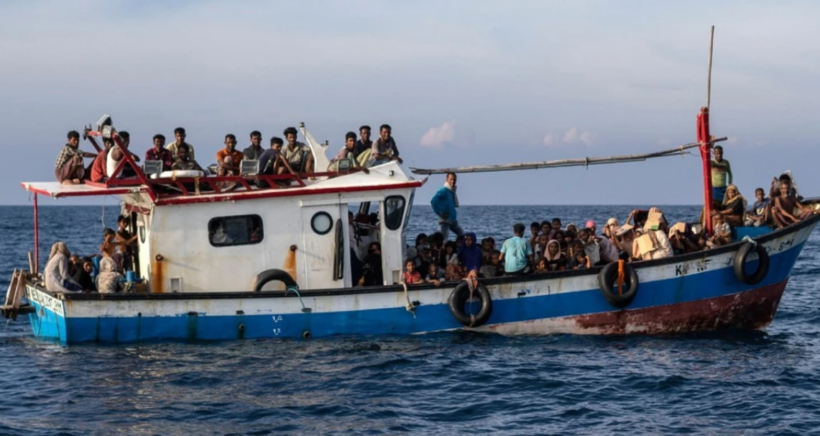 Anija me refugjatë sudanezë përfshihet nga flakët pranë brigjeve të Libisë, të paktën 50 viktima