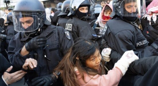 Policia e Berlinit arreston me dhunë protestues pro Palestinës