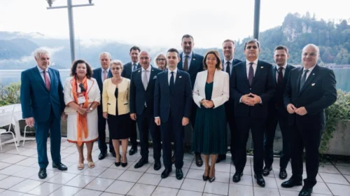 Mucunski nga Bledi: Zgjerimi i BE-së nuk guxon të jetë peng i kontesteve bilaterale