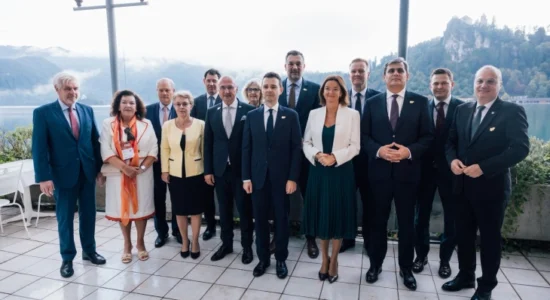 Mucunski nga Bledi: Zgjerimi i BE-së nuk guxon të jetë peng i kontesteve bilaterale