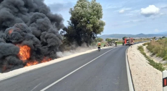 Një cisternë me naftë përfshihet nga flakët në Gjevgjeli – Bogdancë, ndërpritet komunikacioni