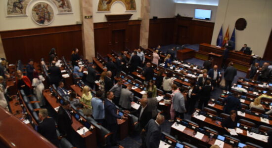 (VIDEO) Seanca e fundit para zgjedhjeve – Pyetje deputetësh, përplasje për marrëdhëniet ndëretnike