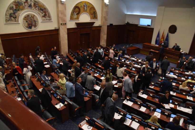 (VIDEO) Seanca e fundit para zgjedhjeve – Pyetje deputetësh, përplasje për marrëdhëniet ndëretnike