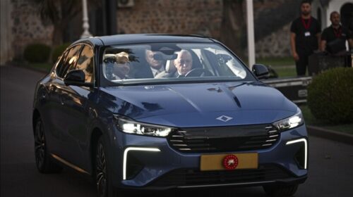 Presidenti Erdoğan pranon modelin e ri ‘fastback’ T10F të prodhuesit turk Togg
