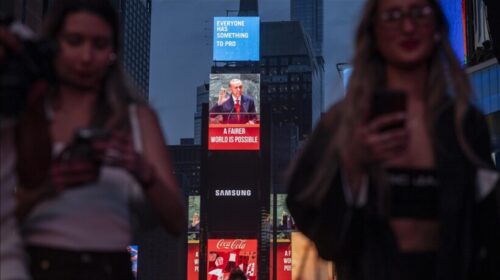 Thënia e famshme e presidentit Erdoğan shfaqet në qendër të New Yorkut