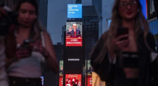 Thënia e famshme e presidentit Erdoğan shfaqet në qendër të New Yorkut