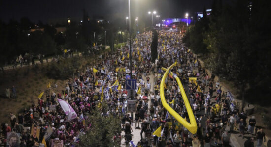 Vazhdojnë protestat në Izrael, Netanyahut i bëhet thirrje të bëjë marrëveshje për lirim të pengjeve