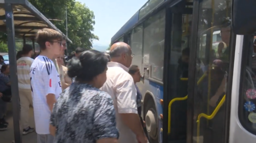 (VIDEO) Kaos në transportin urban të kryeqytetit, qytetarët presin gjatë nëpër stacione