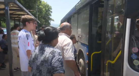 (VIDEO) Kaos në transportin urban të kryeqytetit, qytetarët presin gjatë nëpër stacione