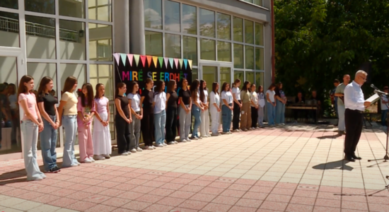 (VIDEO) Shkollat hapën dyert për nxënësit, ministrja thotë se ka libra