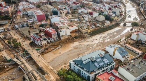Panik në Ibiza të Spanjës, shirat e rrëmbyeshëm bënë që të mbyllen plazhet dhe shkollat