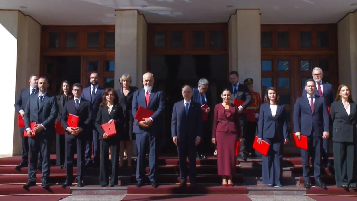 Betohen anëtarët e Qeverisë së re në Shqipëri